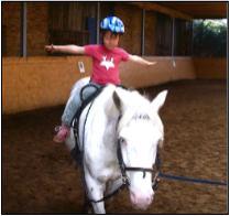 Kind auf einem Pferd